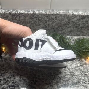 New Nike Team Hustle D8 GS size 5C